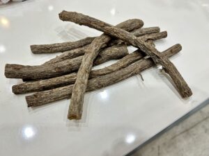 漢方でも知られる「甘草（カンゾウ）」とは？甘味料としての特性をifia JAPAN 2025にてレポート | 甘味料開発・選定ナビ