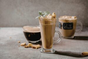 実は相性がいい？コーヒー飲料に高甘味度甘味料が採用されている理由とは | 甘味料開発・選定ナビ