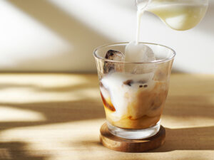 実は相性がいい？コーヒー飲料に高甘味度甘味料が採用されている理由とは | 甘味料開発・選定ナビ