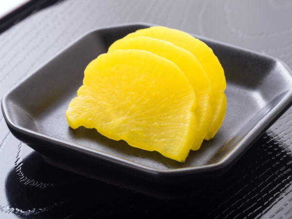 たくあんにスクラロースを使用して漬け込み時間を短縮。甘味料活用による製造の効率化実例 | 甘味料開発・選定ナビ