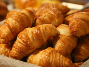 なぜキシロースで食品の焼き色がつくの？「メイラード反応」との関係をわかりやすく解説 | 甘味料開発・選定ナビ